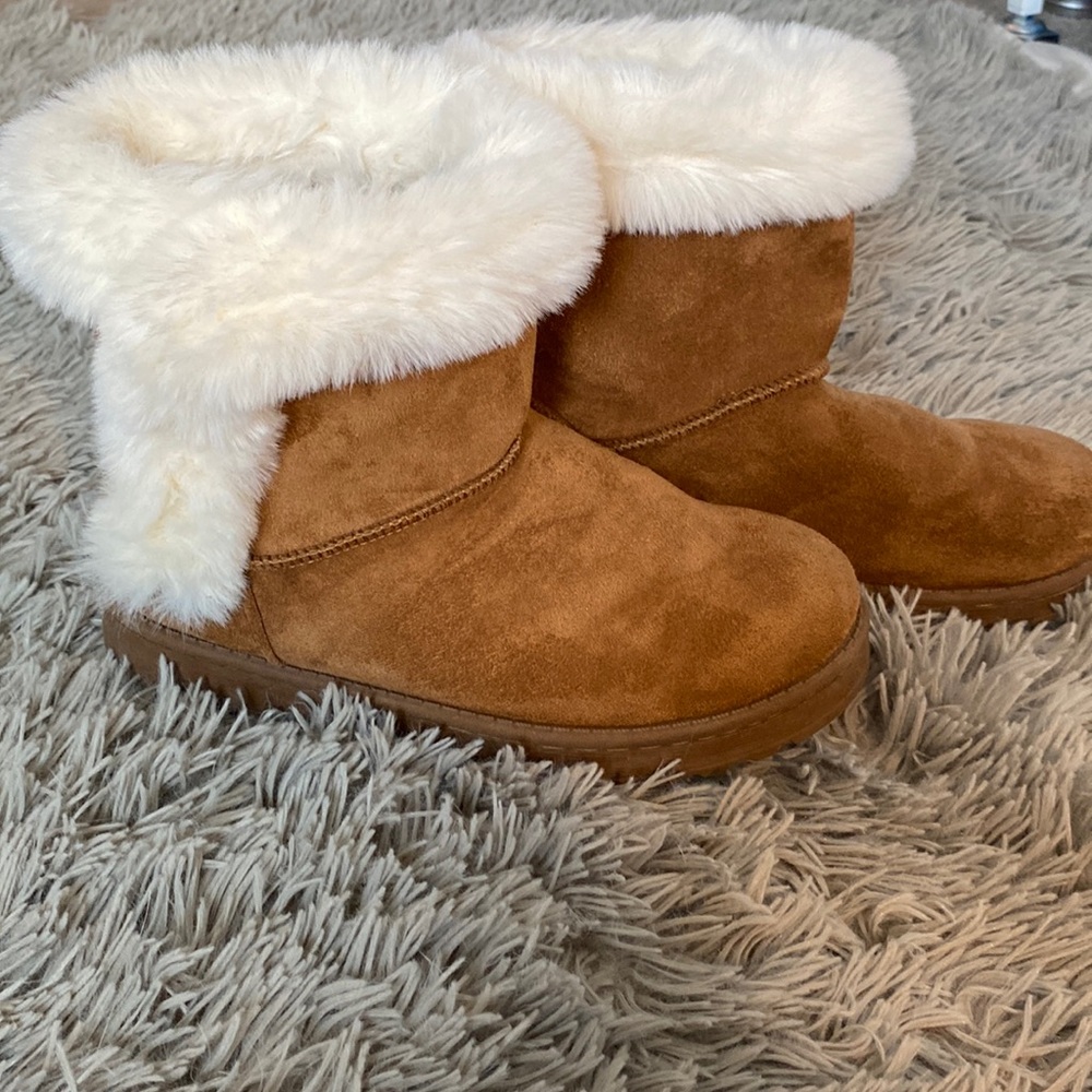 adorable fluffy boots!